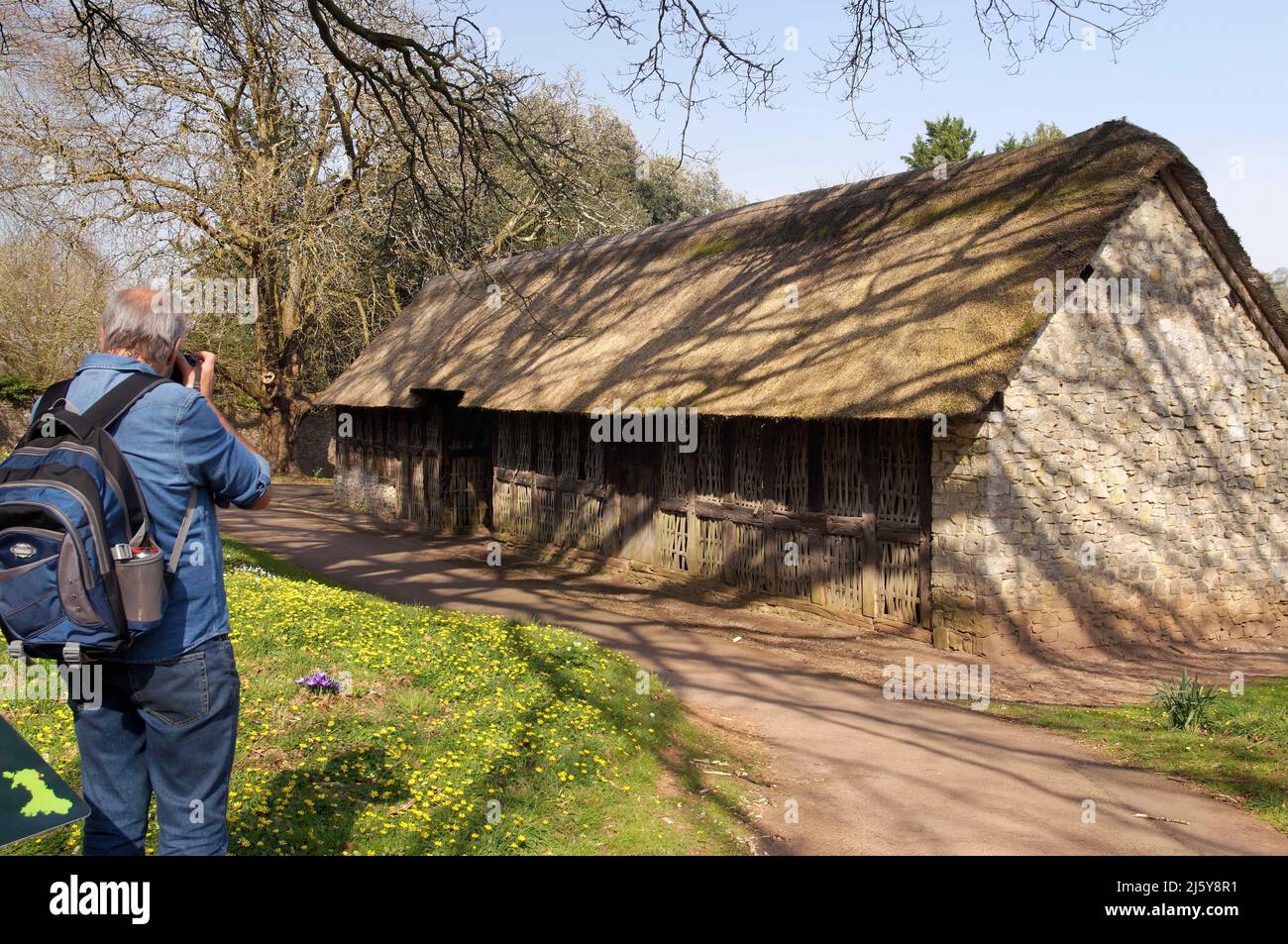 Stryd Lydan Barn, St Fagans National Museum of History, Cardiff, Südwales. Denkmalgeschütztes Gebäude der Klasse 2. Professioneller Fotograf macht ein Bild. Stockfoto