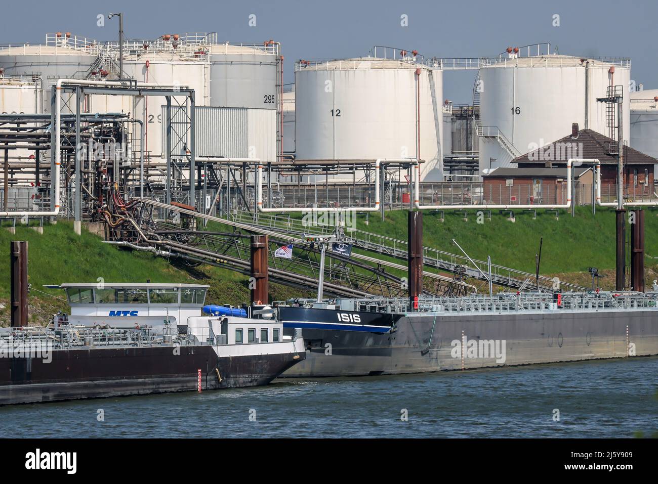 Duisburg, Nordrhein-Westfalen, Deutschland - Duisburger Hafen, Duisburg Ruhrort, Ölinsel, Tanker vor Tanklager für Mineralölprodukte, Treibstoff Stockfoto