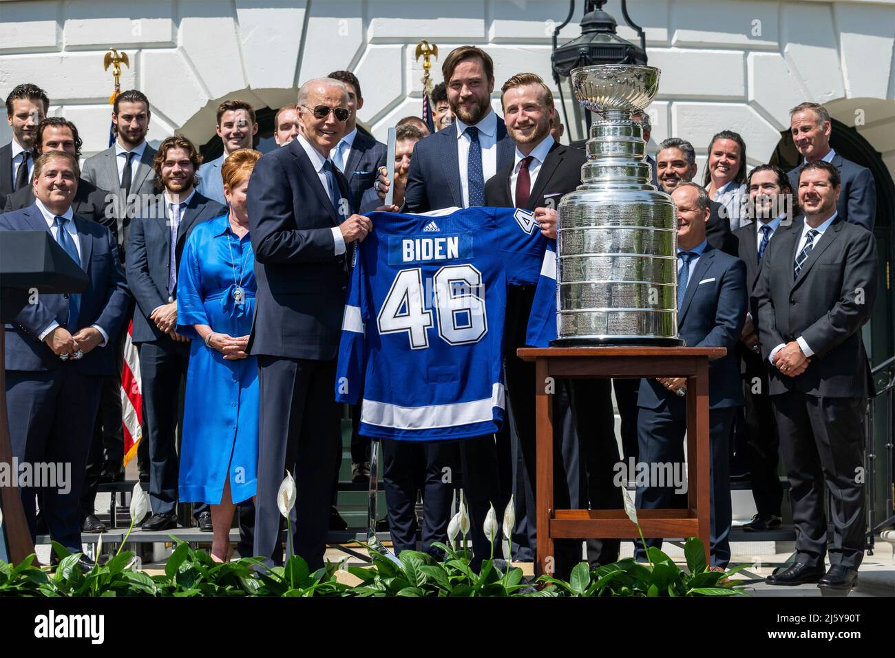 Washington, Vereinigte Staaten Von Amerika. 25. April 2022. Washington, Vereinigte Staaten von Amerika. 25. April 2022. US-Präsident Joe Biden hält ein Mannschaftstrikot hoch, das ihm der alternative Kapitän Victor Hedman von Tampa Bay Lightning und Steven Stamkos während einer Veranstaltung zur Feier der Stanley-Cup-Meisterschaften von Tampa Bay Lightning 2020 und 2021 auf dem South Lawn des Weißen Hauses, 25. April, 2022 in Washington, DC Credit: Adam Schultz/White House Photo/Alamy Live News Stockfoto