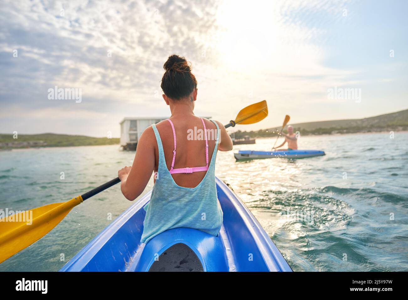 Paar Kajakfahren auf sonnigen Sommersee Stockfoto