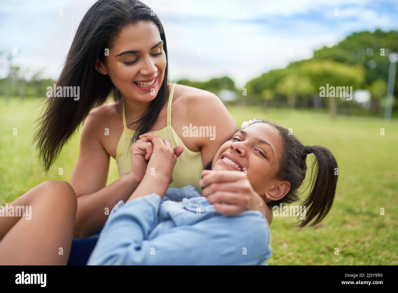 Portrait glückliche Mutter und behinderte Tochter legen n Park Gras Stockfoto