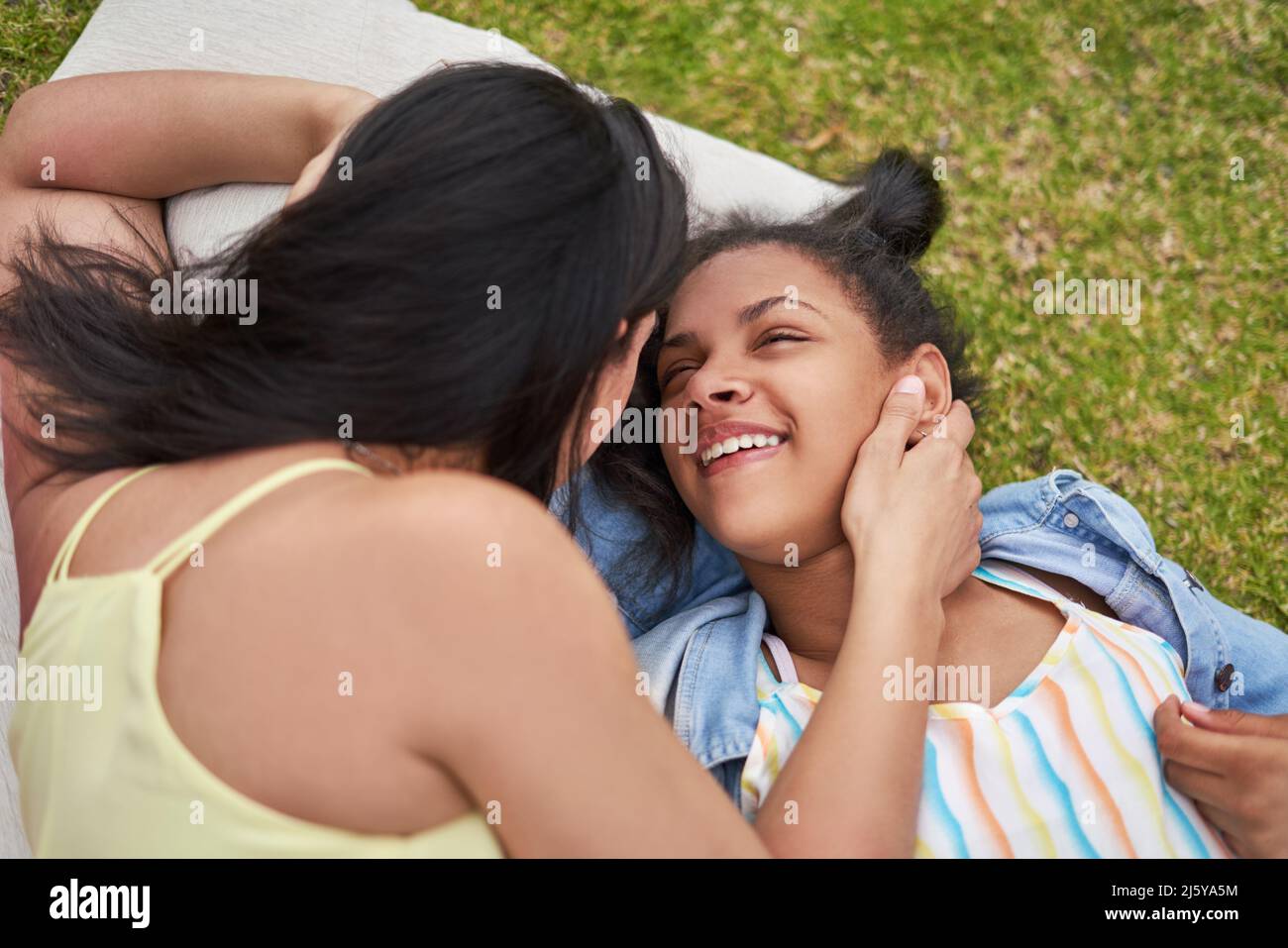 Glückliche, liebevolle Mutter und behinderte Tochter, die im Park lachte Stockfoto