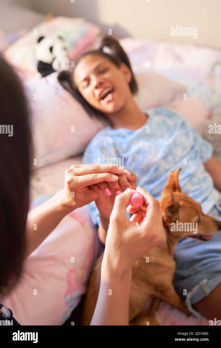 Mutter malt zu Hause Fingernägel für behinderte Tochter Stockfoto