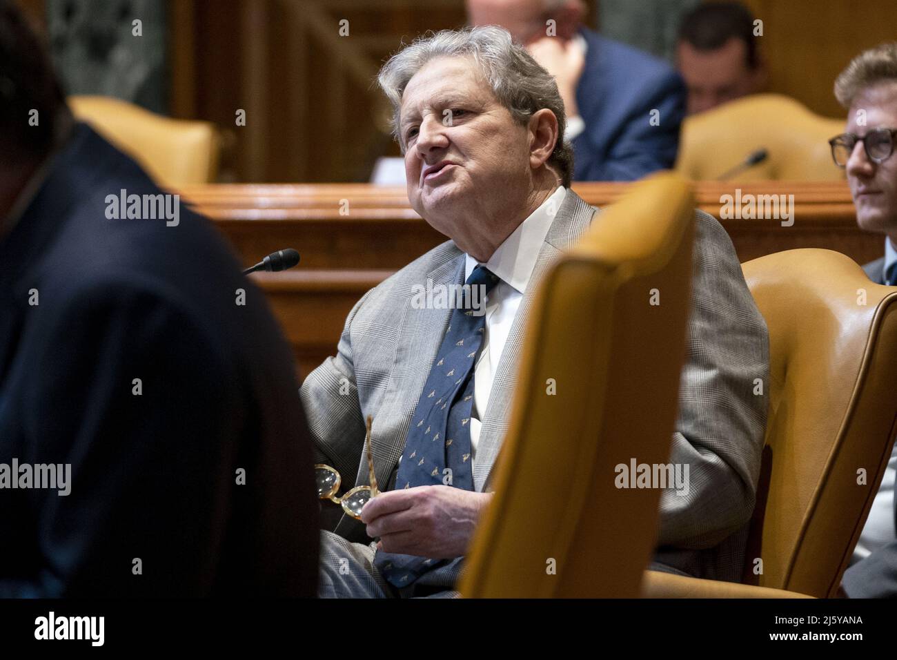 Washington, Usa. 26. April 2022. Senator John Kennedy, R-LA, fragt den Generalanwalt Merrick Garland, wie er vor dem Ausschuss für Handel, Justiz, Wissenschaft und verwandte Agenturen des Senats am Dienstag, den 26. April 2022, bei einer Überprüfung des Finanzierungsantrags für das Geschäftsjahr 2023 für das US-Justizministerium auf dem Capitol Hill in Washington DC bezeugt. Poolfoto von Greg Nash/UPI Credit: UPI/Alamy Live News Stockfoto