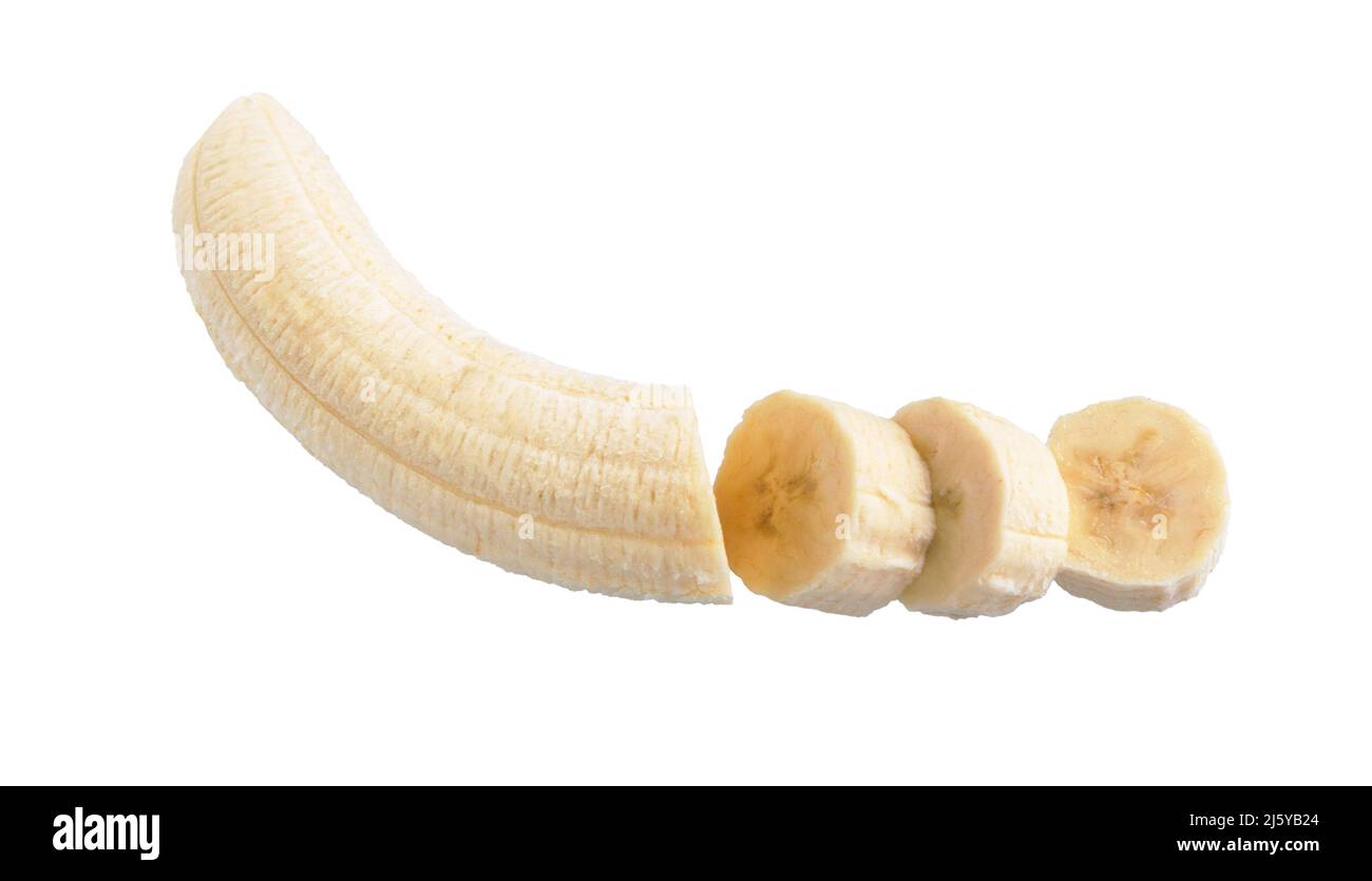 Bananen isoliert auf dem weißen Hintergrund. Geschälte, geschnittene Bananen. Bananenscheiben Obst. Stockfoto