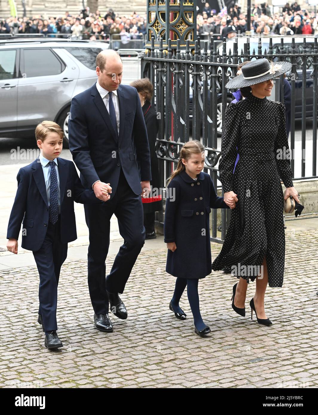 Foto muss gutgeschrieben werden ©Alpha Press 079965 29/03/2022 Prinz George von Cambridge, Prinz William Duke von Cambridge, Prinzessin Charlotte von Cambridge und Kate Herzogin von Cambridge Katherine Catherine Middleton beim Erntedankfest für seine Königliche Hoheit, den Prinz Philip Duke von Edinburgh, hielt in der Westminster Abbey in London. Stockfoto