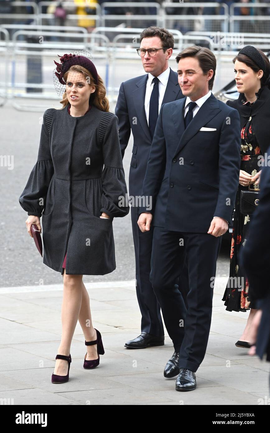 Foto muss gutgeschrieben werden ©Alpha Press 079965 29/03/2022 Prinzessin Beatrice und Edoardo Mapelli Mozzi mit Jack Brooksbank und Prinzessin Eugenie im Erntedankgottesdienst für seine Königliche Hoheit, den Prinz Philip Duke von Edinburgh, hielt in der Westminster Abbey in London. Stockfoto