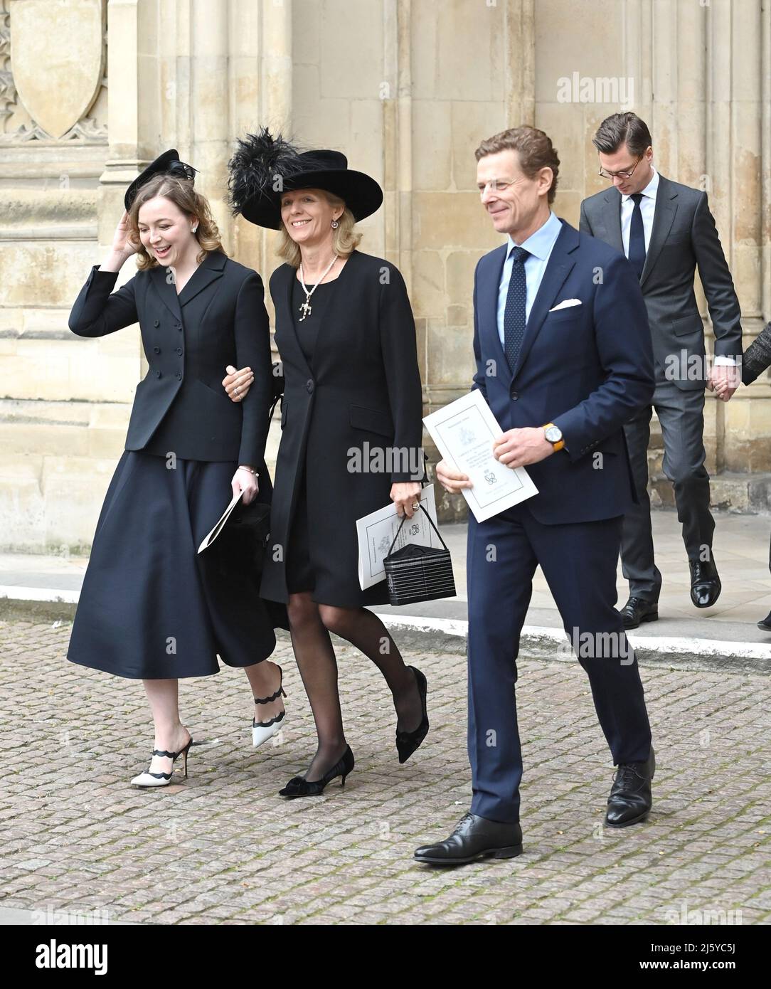 Foto muss gutgeschrieben werden ©Alpha Press 079965 29/03/2022 Zenouska Mowatt mit Julia und James Ogilvy im Erntedankgottesdienst für seine Königliche Hoheit, den Prinz Philip Duke von Edinburgh, hielt in der Westminster Abbey in London. Stockfoto