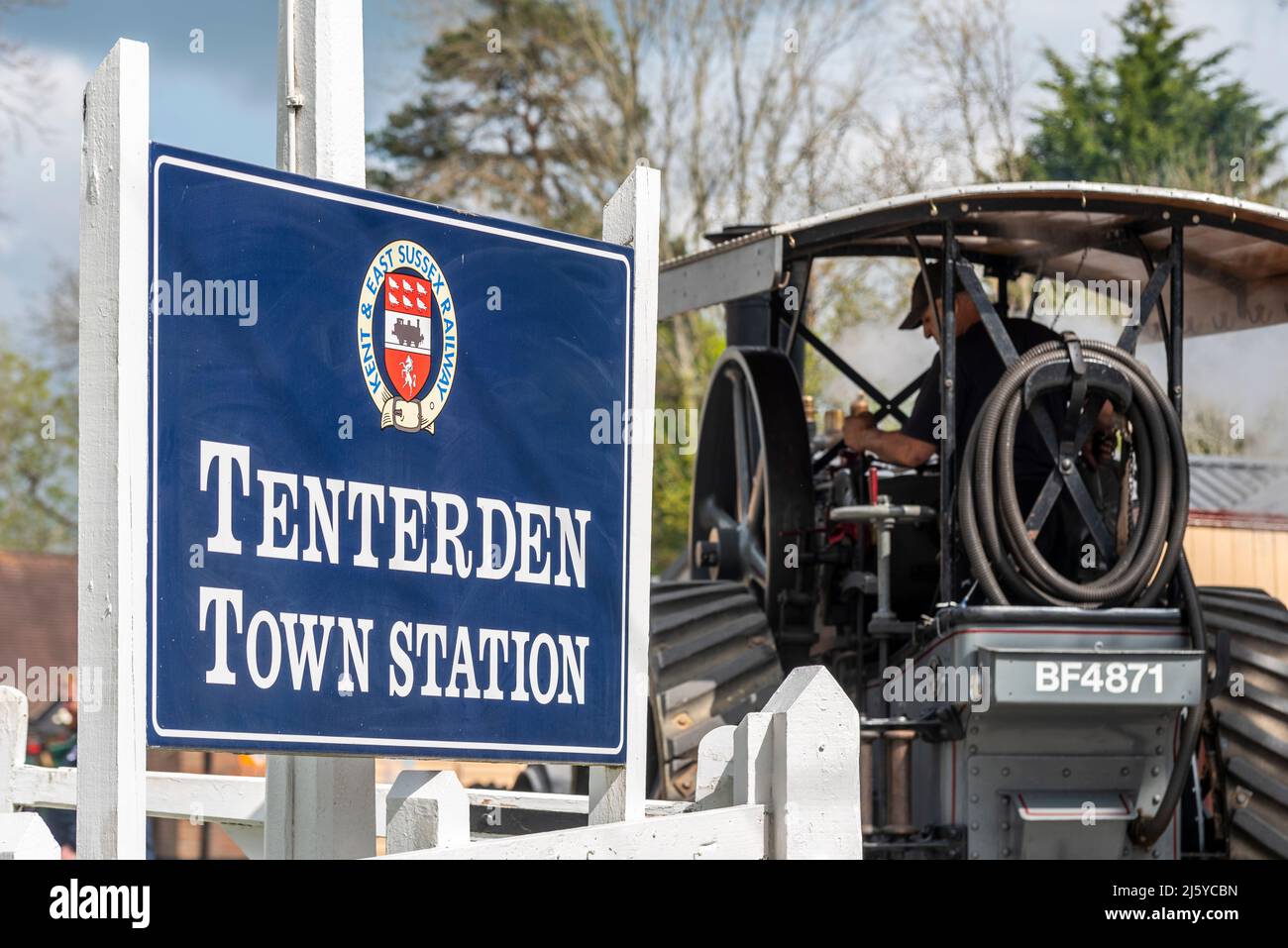 Eingang der Kent & East Sussex Railway am Tenterden Town Station, Kent, Großbritannien. Erhaltene Dampfeisenbahn, mit Zugmaschine Stockfoto