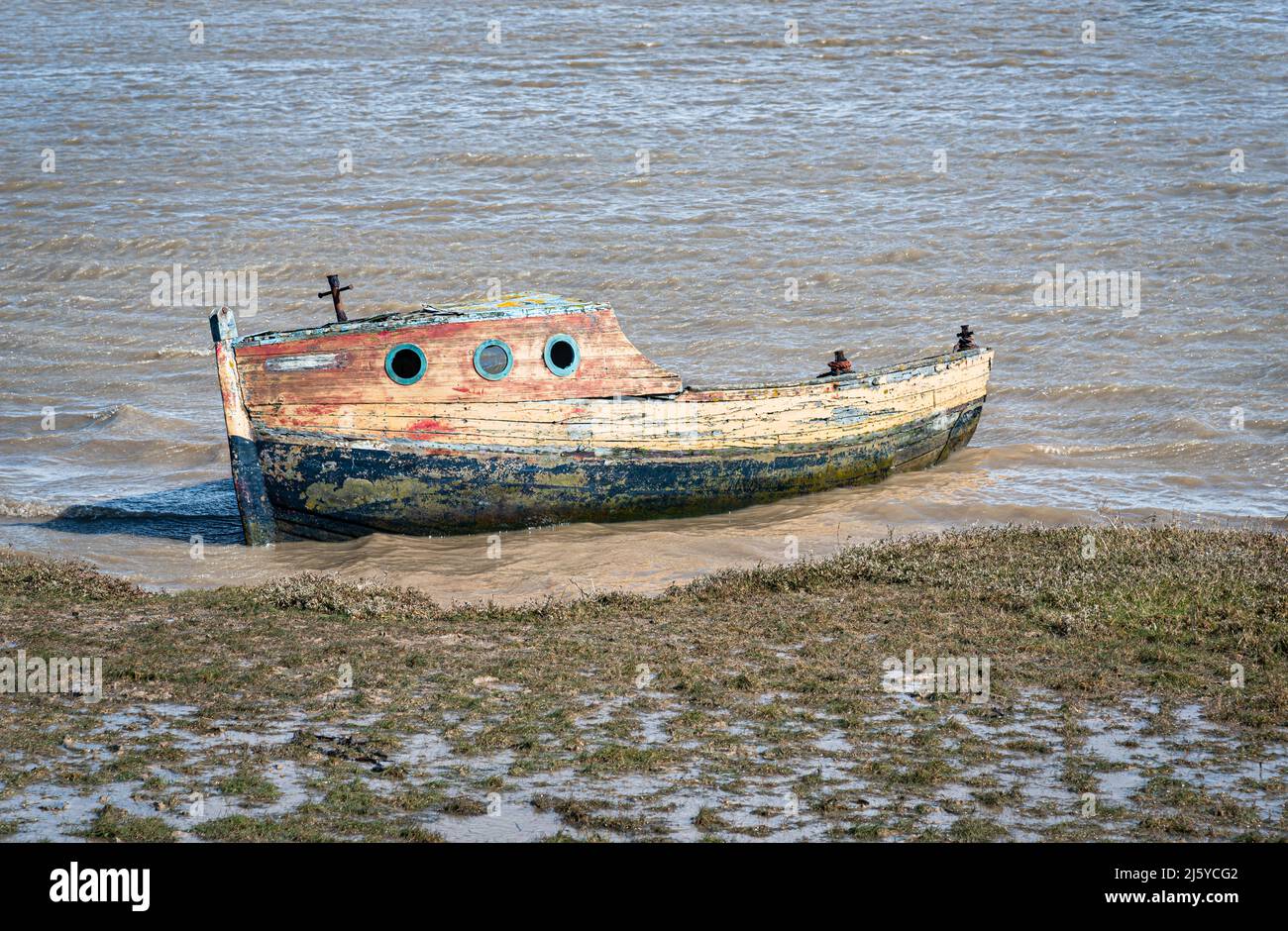 Einem alten Holzboot bei Ebbe Stockfoto