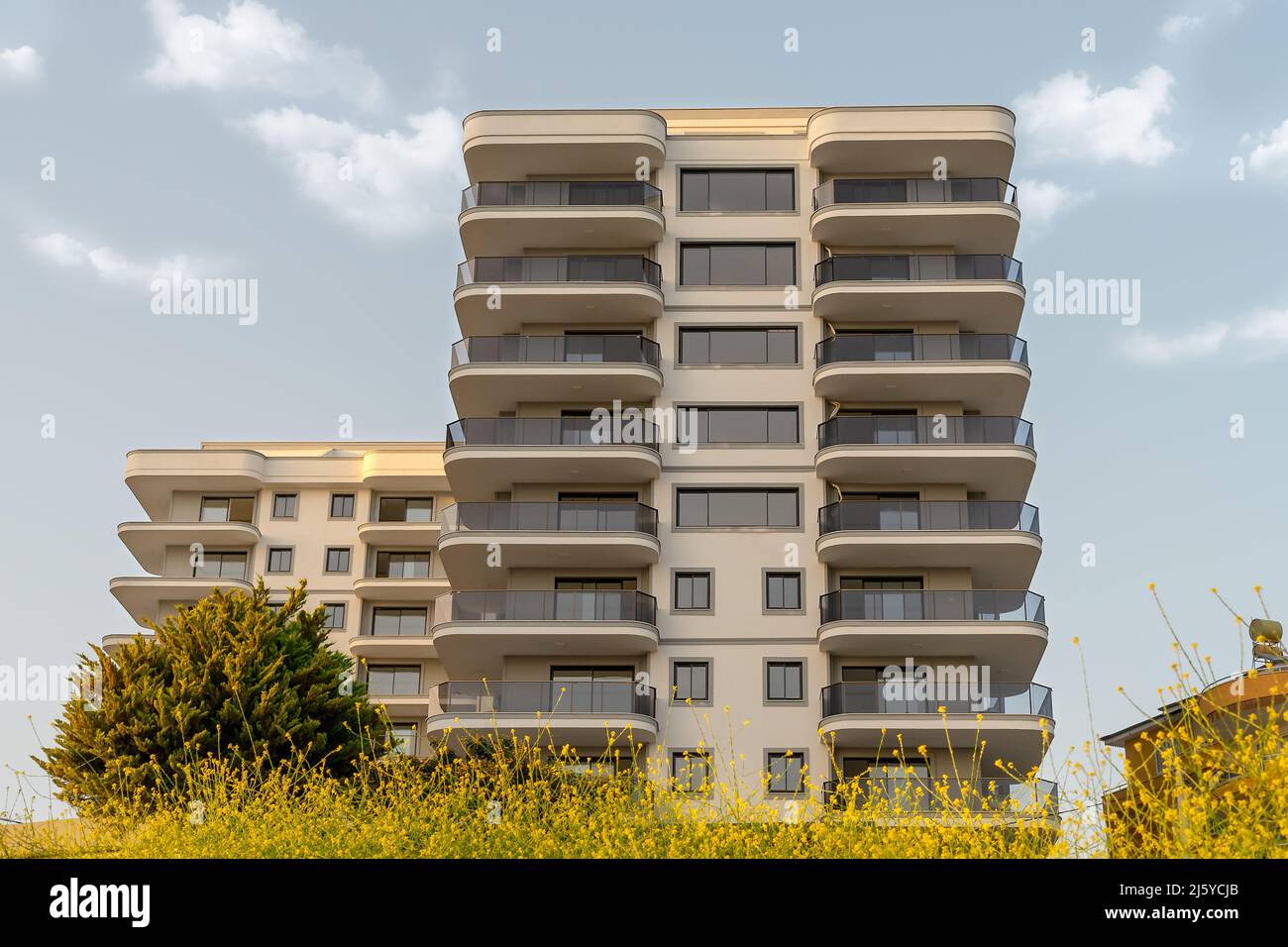 Leerer unbewohnter moderner Wohnkomplex in Mahmutlar, Türkei. Vorderansicht. Stockfoto