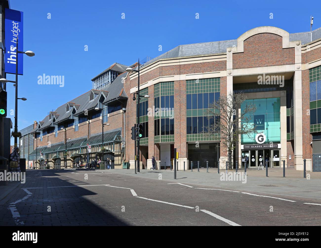 Elmfield Road Eingang zum Einkaufszentrum Glades im Stadtzentrum von Bromley, London, Großbritannien. Stockfoto