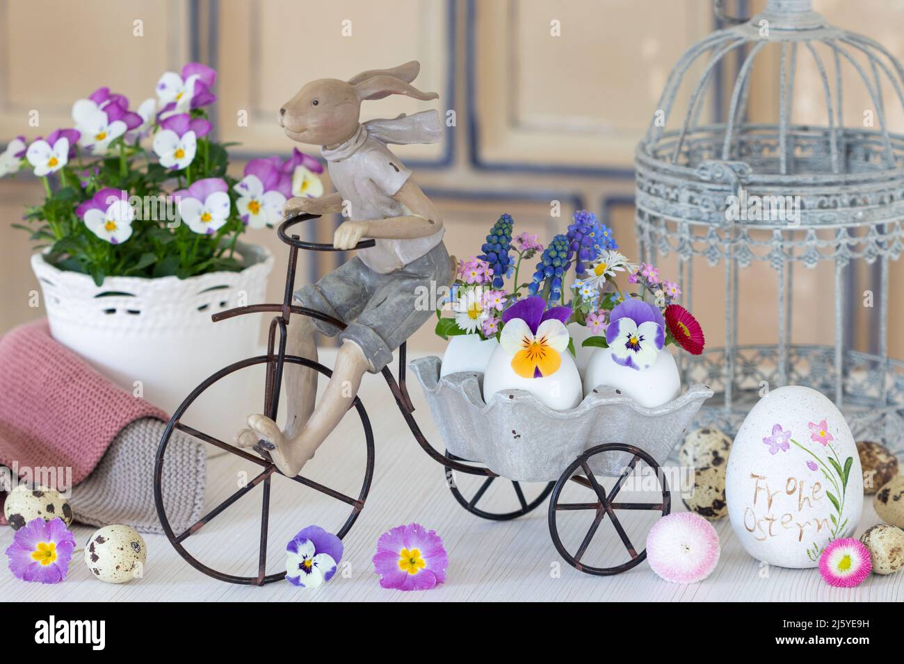 osterdekoration mit osterhase und Frühlingsblumen in Eiern Stockfoto