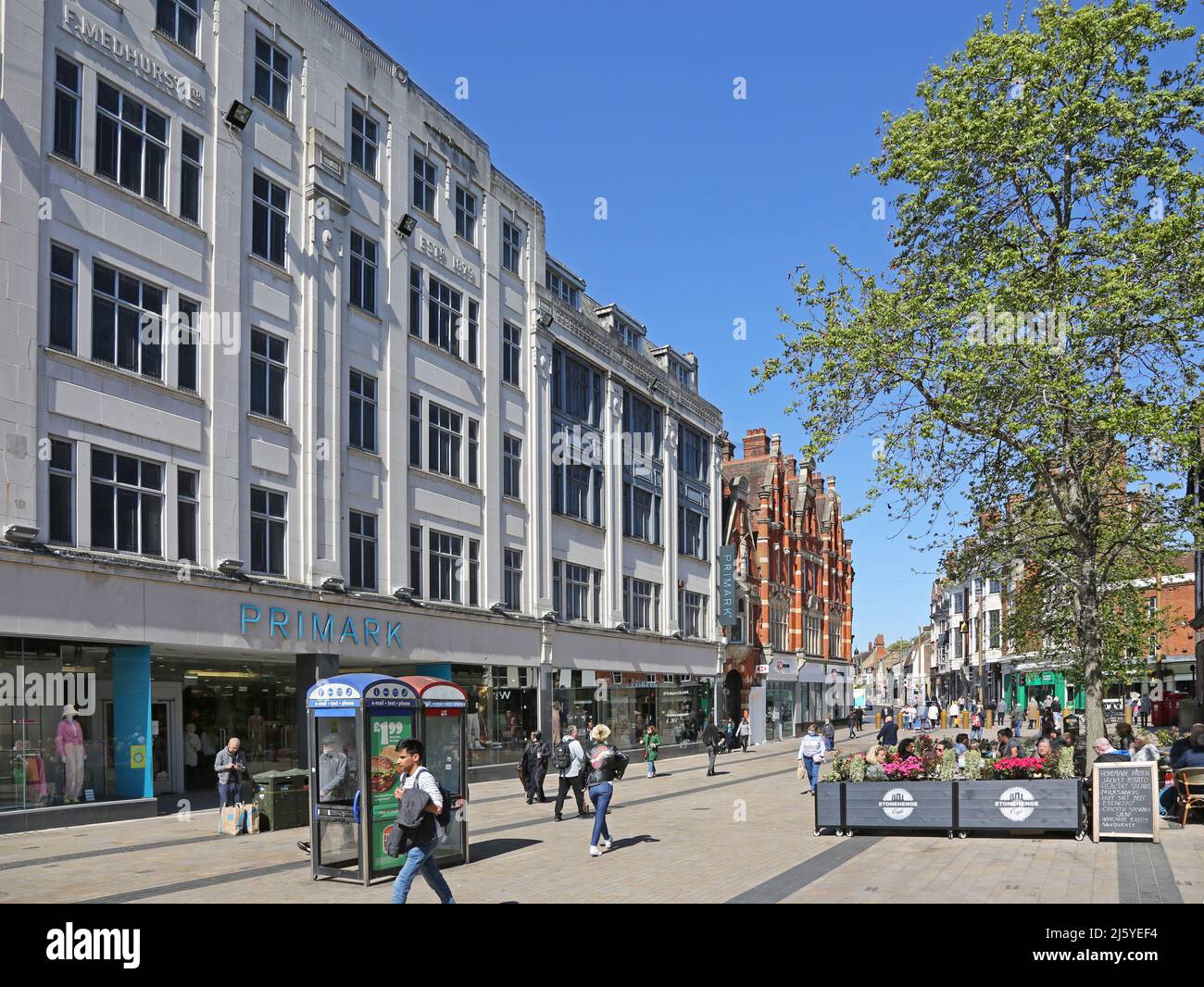 Bromley Stadtzentrum an einem geschäftigen Sommerwochentag. Zeigt die Fußgängerzone High Street, Cafés und den Primark-Laden. Stockfoto