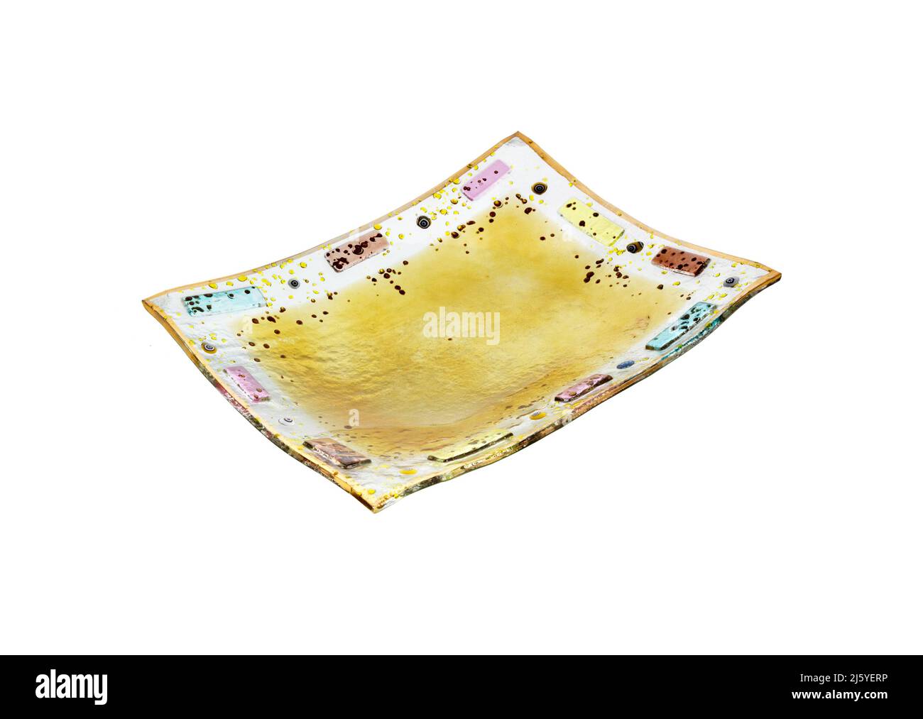 Obstschale isoliert auf weiß. Vase, Glasplatte. Die Gläser sind dekorativ. Gelbe Farbe Stockfoto