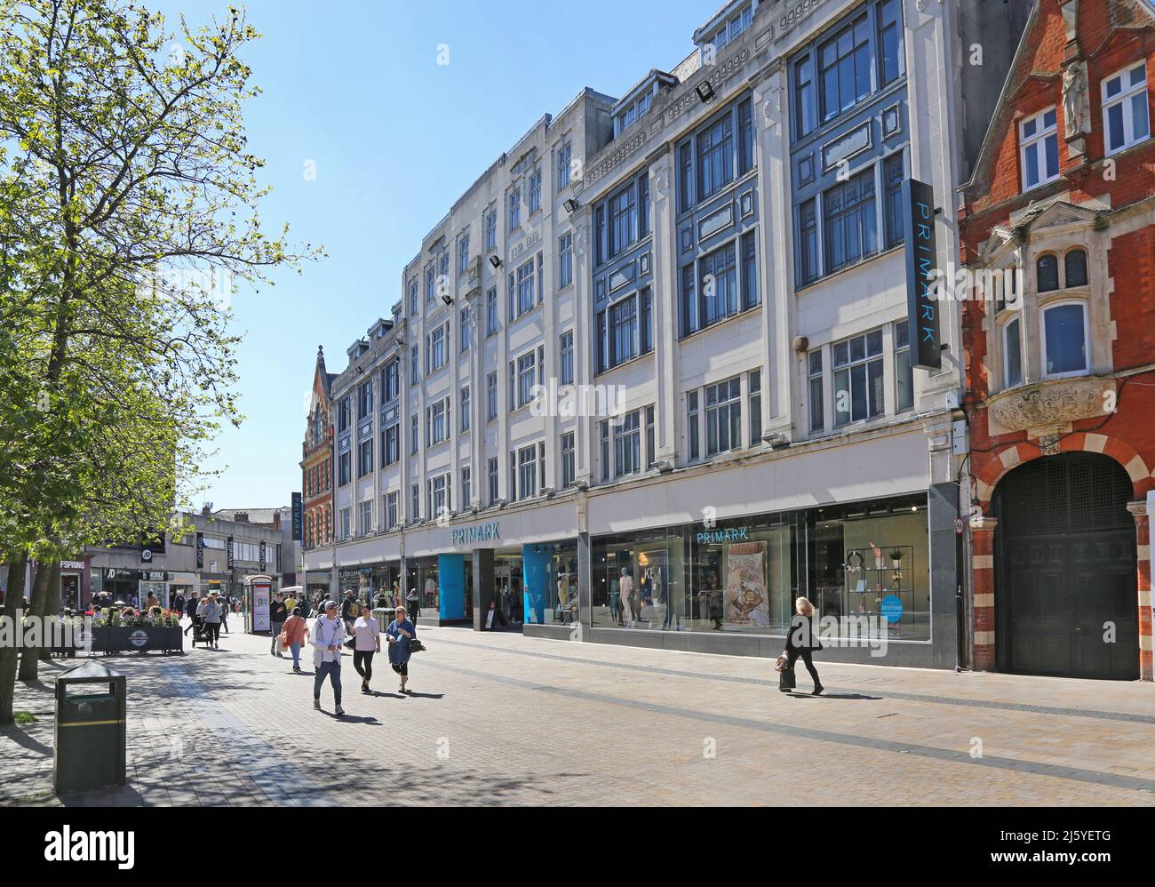 Bromley Stadtzentrum an einem geschäftigen Sommerwochentag. Zeigt die Fußgängerzone High Street, Cafés und den Primark-Laden. Stockfoto