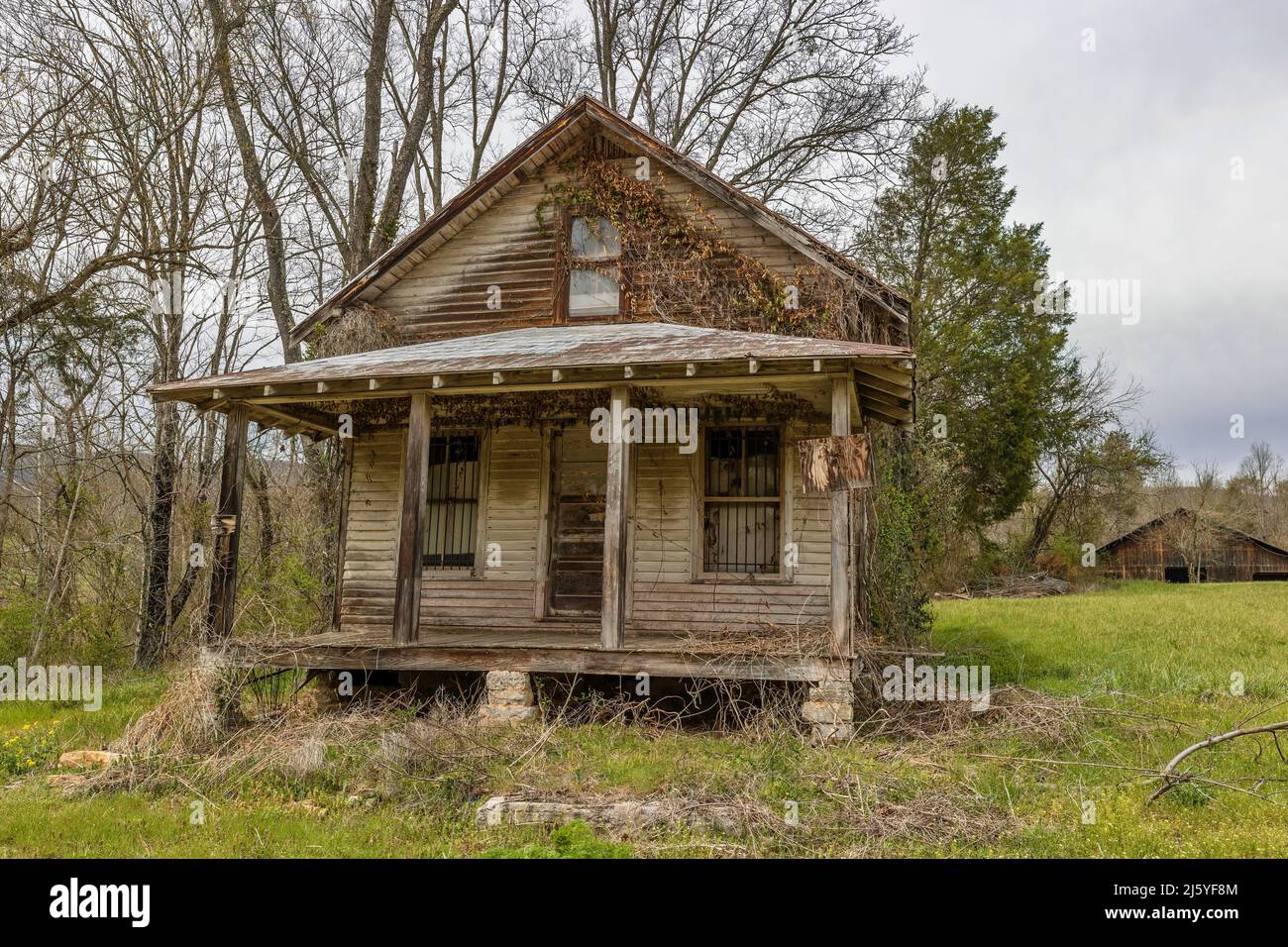 Ein verfallendes Haus von der Rutledge Pike Road im ländlichen Tennessee aus gesehen. Stockfoto