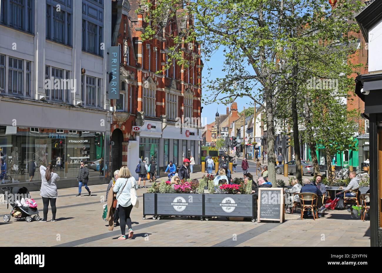 Bromley Stadtzentrum an einem geschäftigen Sommerwochentag. Zeigt die Fußgängerzone High Street, Cafés und den Primark-Laden. Stockfoto