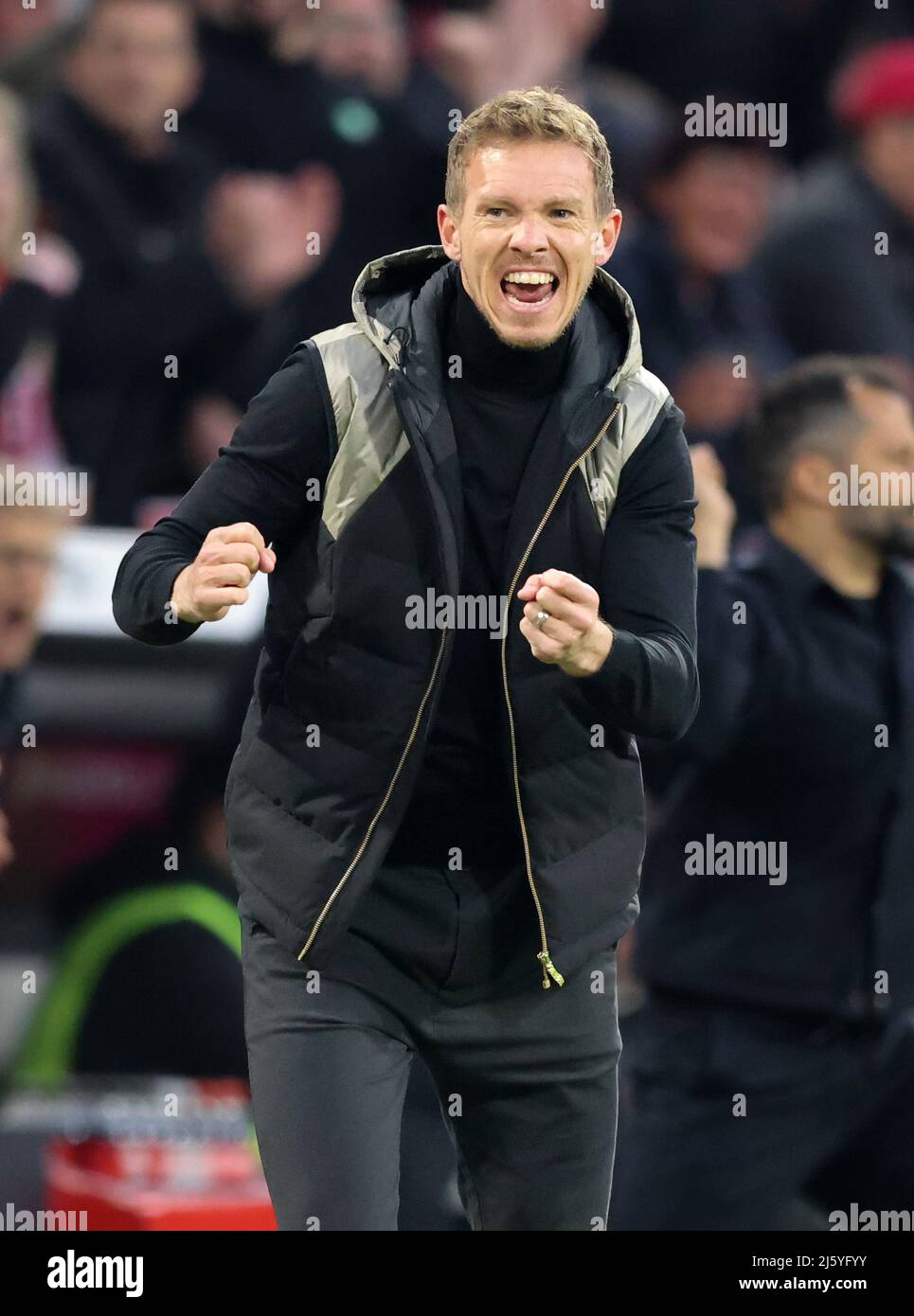 Jubelsprung von Coach Julian Nagelsmann von Bayern München nach dem 3:1 München München , Deutschland 23.4.2022 FC Bayern München Borussia Dortmund Fußball Fußball Fußball Fußball Bundesliga Saison 2021 / 2022 in der Allianz Arena © diebilderwelt / Alamy Stock Stockfoto