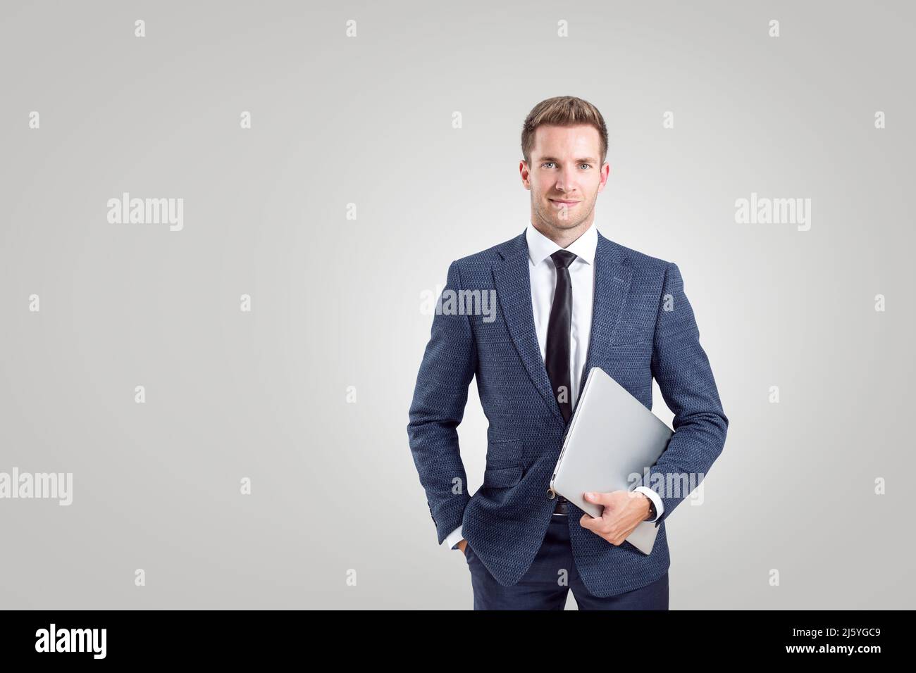 Junger Geschäftsmann mit einem Laptop auf neutralem Hintergrund Stockfoto