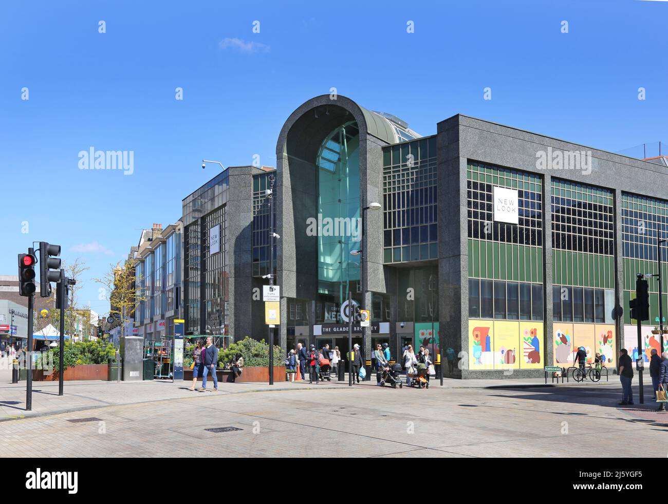 Bromley Stadtzentrum an einem geschäftigen Sommertag. Zeigt den Eingang der High Street zum Einkaufszentrum Glades. Stockfoto