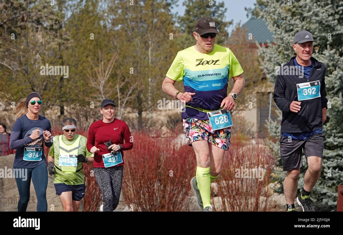 Läufer beim jährlichen Salmon Run, einer Wohltätigkeitsveranstaltung, die jedes Frühjahr im Old Mill District von Bend, Oregon, stattfindet. Stockfoto