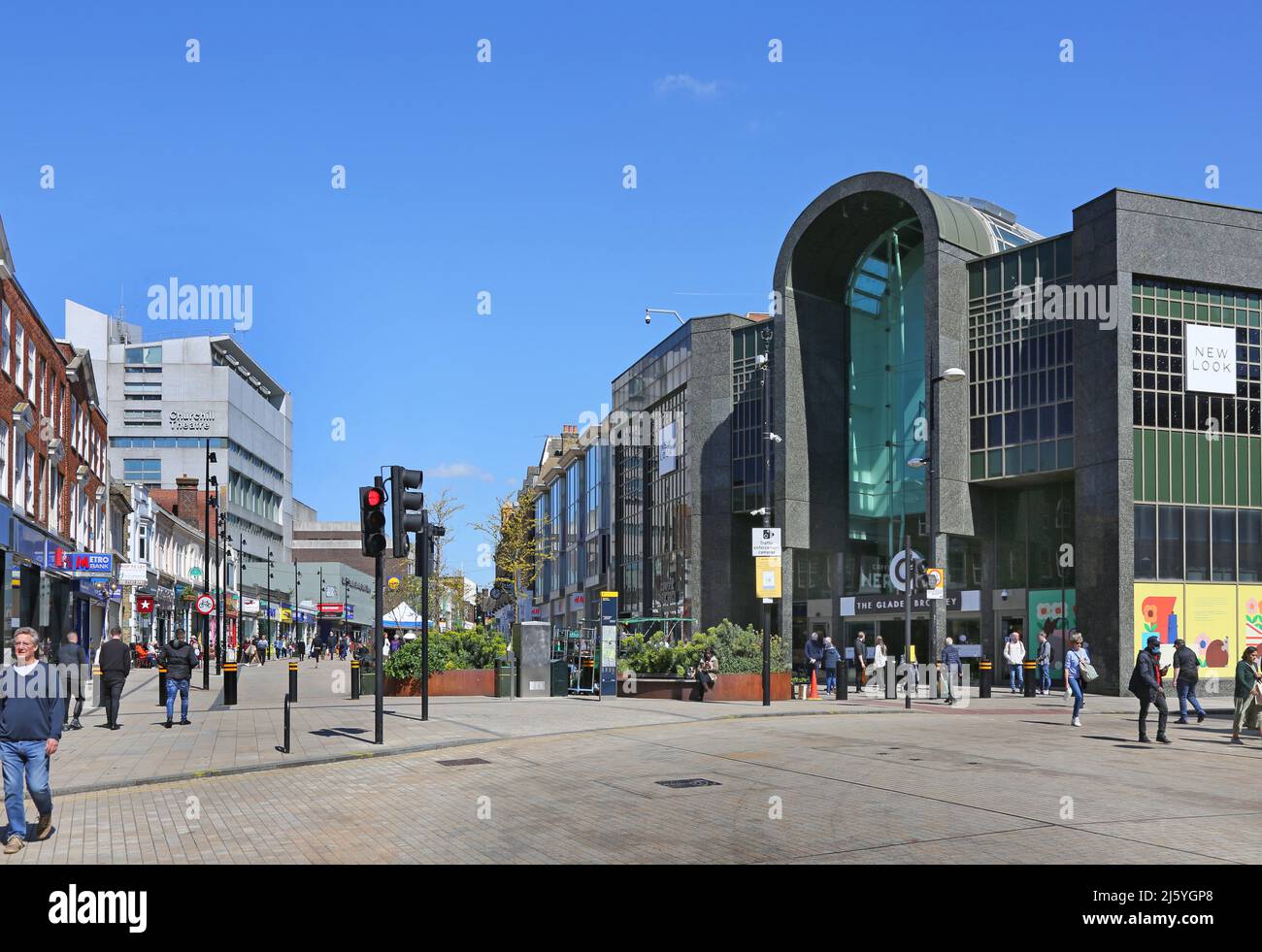 Bromley Stadtzentrum an einem geschäftigen Sommertag. Zeigt den Eingang der High Street zum Einkaufszentrum Glades. Stockfoto