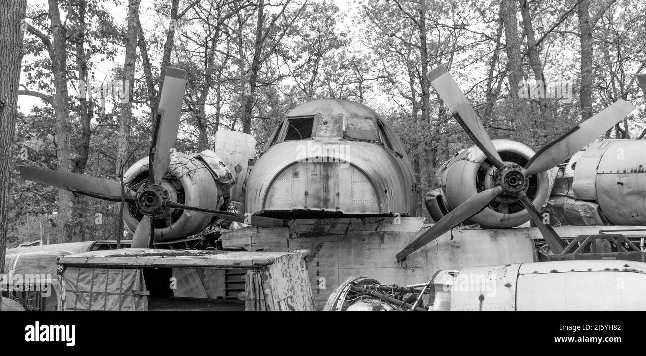 Altes Flugzeug der Luftwaffe in einem Schrottplatz Stockfoto