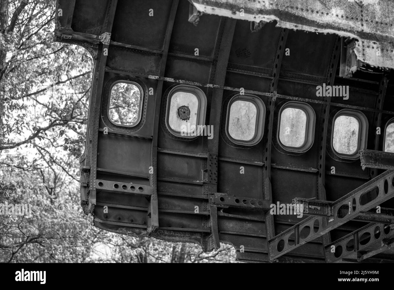 Altes Flugzeug der Luftwaffe in einem Schrottplatz Stockfoto