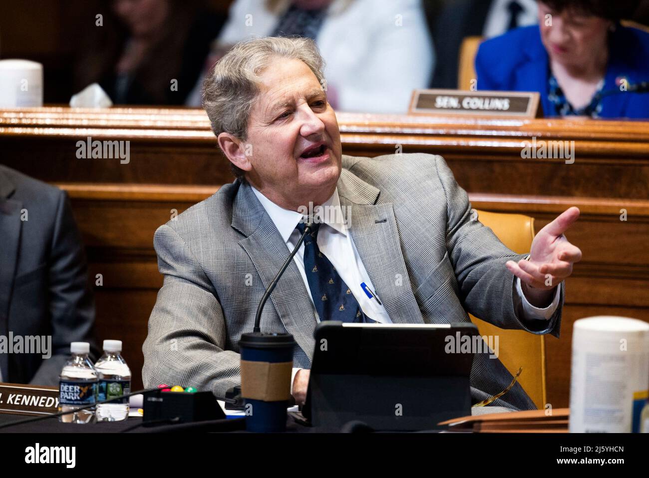 Der republikanische Senator aus Louisiana, John Kennedy, fragt den US-Generalanwalt Merrick Garland während eines Unterausschusses für die Mittelzuweisung des Senats für Handel, Justiz und Wissenschaft zu vorgeschlagenen Haushaltsschätzungen für 2023 das Justizministerium im Dirksen Senate Office Building in Washington, DC, USA, 26. April 2022. Foto von Jim Lo Scalzo/Pool/ABACAPRESS.COM Stockfoto