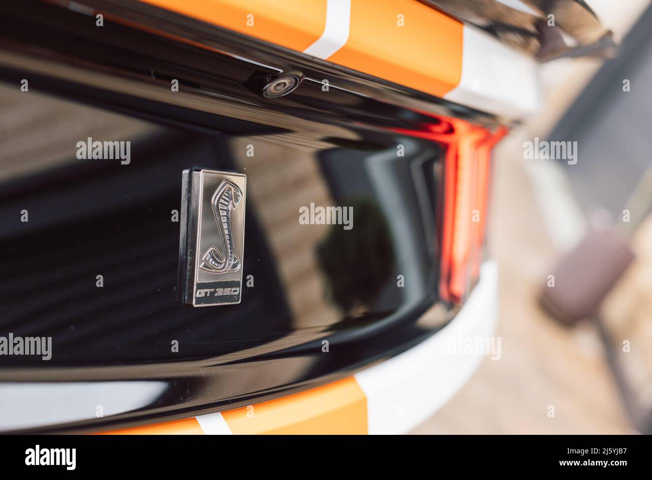Slowenien, Ljubljana - März 24 2022: Weißer Ford Mustang Shelby GT350 mit orangefarbenen Streifen Stockfoto