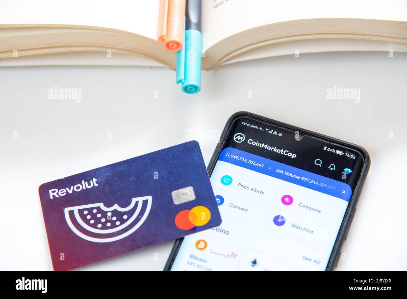 Debitkarte für Smartphone revolut. Handy-App Kryptowährung Handel Online-Banking Stockfoto