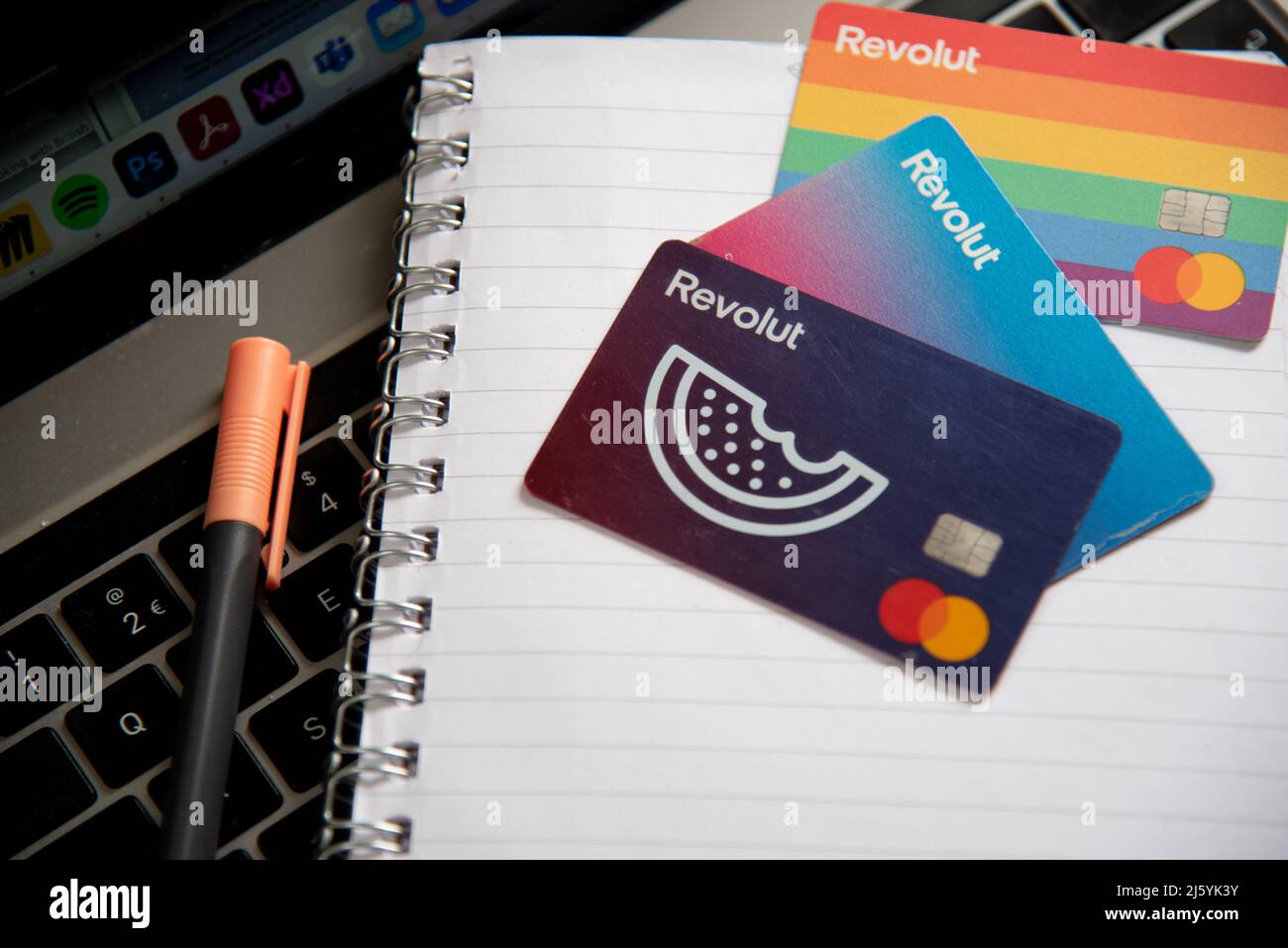 Revolut Kreditkarte Visa-Karte auf Computer-Tastatur. Digitales Geld, Internet-Banking Stockfoto
