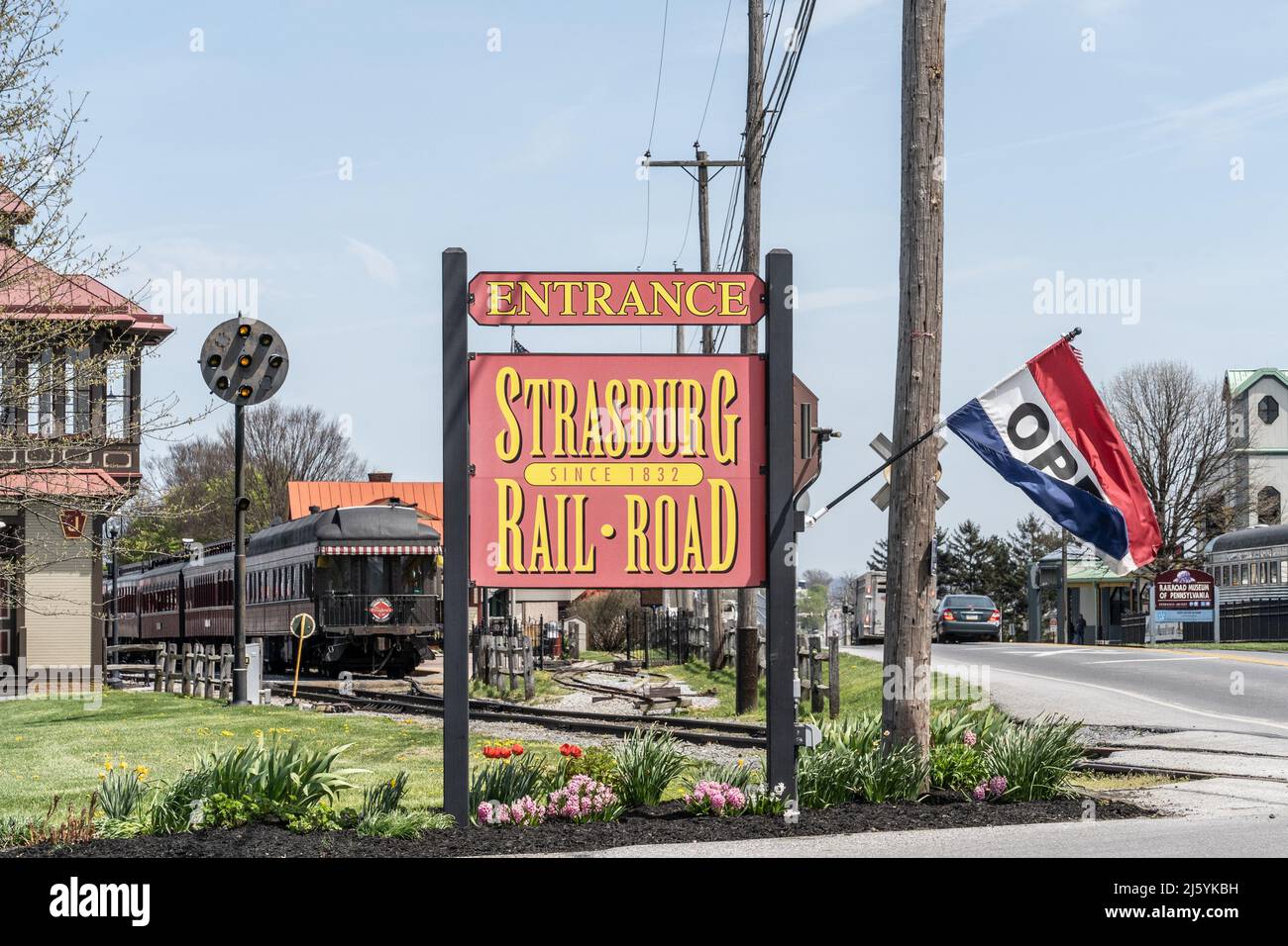 Strasburg, PA, USA - April 20,2022: Einfahrtsschild zum Bahnhof Strasburg Rail Road im ländlichen Lancaster County, Pennsylvania Stockfoto