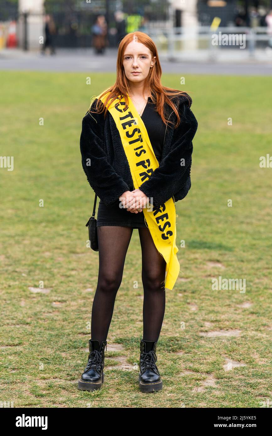 Patsy Stevenson, auf dem Parliament Square in London, protestierte gegen frauenfeindliche Behauptungen eines nicht identifizierten Tory-Abgeordneten über Angela Rayner. Bilddatum: Dienstag, 26. April 2022. Stockfoto