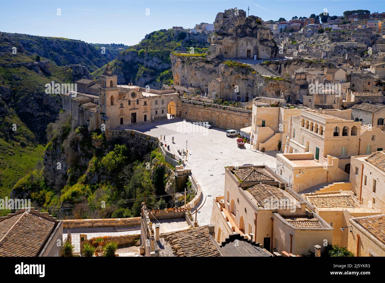 Die Kirche San Pietro Caveoso (San Pietro e Paolo) und der Platz San Pietro (piazza) in Miera. Basilicata; Italien. Stockfoto