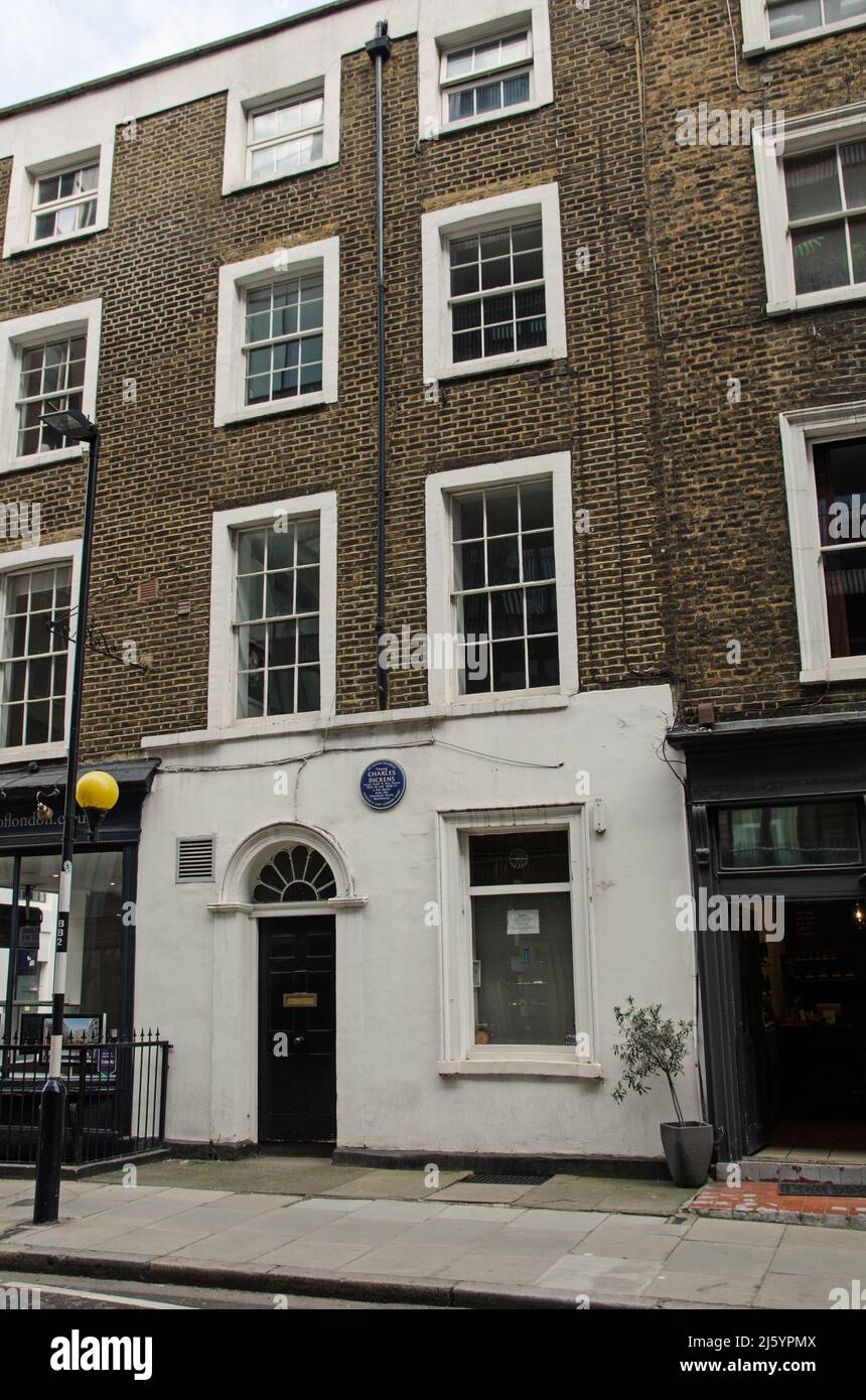 London, Großbritannien - 21. März 2022: Ehemaliges Wohnhaus des jungen Charles Dickens in der Cleveland Street, Fitzrovia, Central London. Der berühmte Autor lebte darin Stockfoto