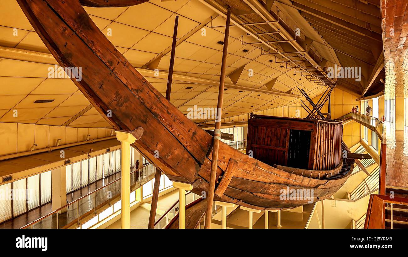 Das Khufu-Schiff „Boot der Sonne“ ist ein intaktes Schiff in voller Größe aus dem alten Ägypten am Fuße der Großen Pyramide von Gizeh. Stockfoto