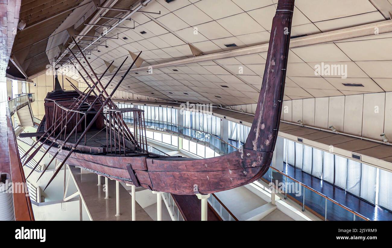 Das Khufu-Schiff „Boot der Sonne“ ist ein intaktes Schiff in voller Größe aus dem alten Ägypten am Fuße der Großen Pyramide von Gizeh. Stockfoto