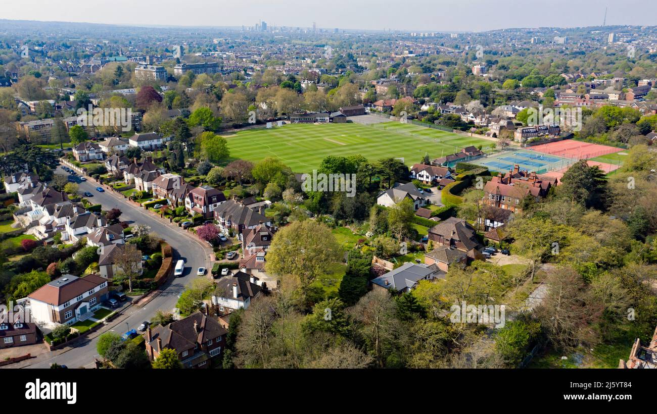 Luftaufnahme des Beckenham Cricket Club, aufgenommen vom Beckenham Place Park. Stockfoto