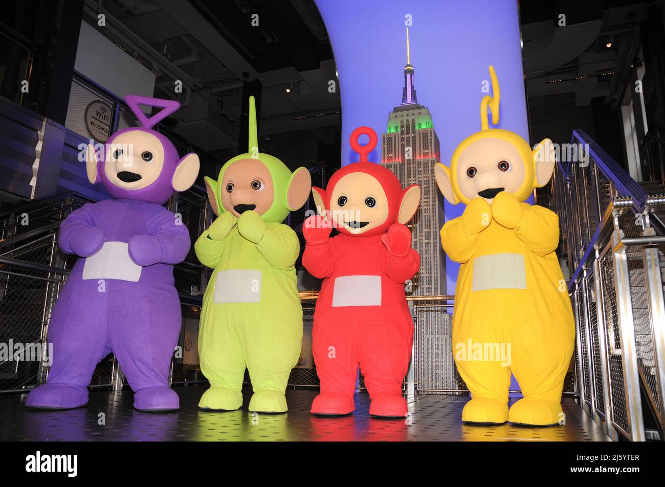 New York, Usa. 26. April 2022. Die Teletubbies besuchen das Empire State Building, um ihr 25.-jähriges Jubiläum in New York City zu feiern. Bei ihrem Besuch wurde mit Lloyd's of London ein Vertrag über jeweils 5 Millionen Dollar unterzeichnet. Kredit: SOPA Images Limited/Alamy Live Nachrichten Stockfoto