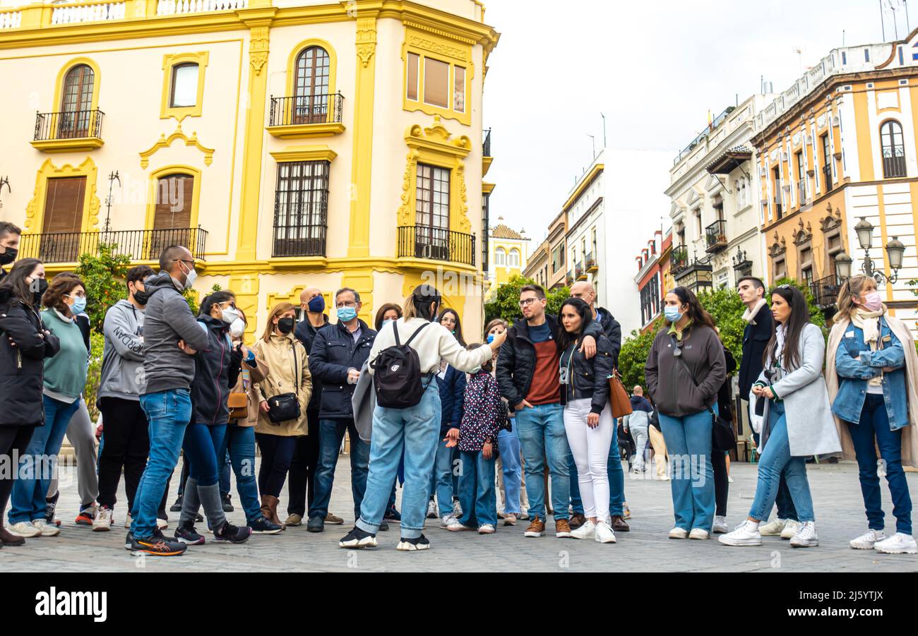 Tourgruppe von Touristen in der Nähe der Kathedrale von Sevilla, Andalusien, Spanien Stockfoto