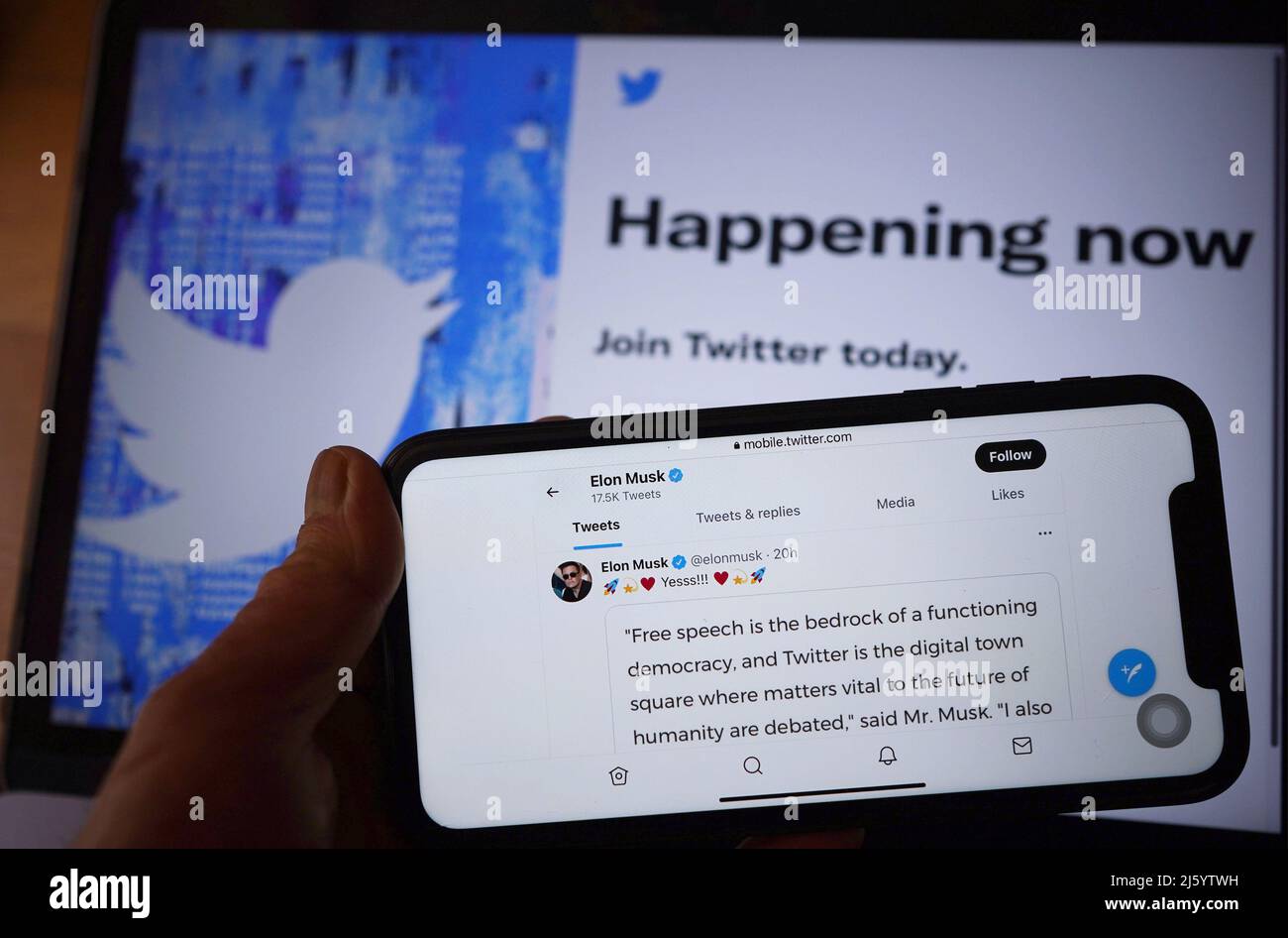 Die Social-Media-App von Twitter, die einen Tweet von Elon Musk auf einem Mobiltelefon in London anzeigt, wie Twitter den Versuch des Milliardärs Elon Musk akzeptiert hat, das Unternehmen für £34,5 Milliarden zu kaufen. Stockfoto