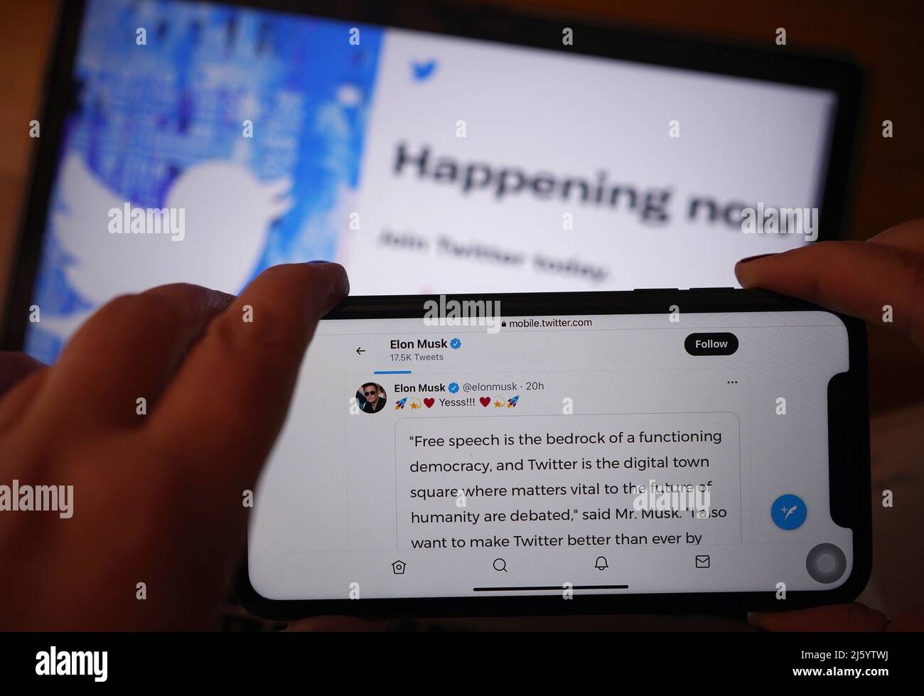Die Social-Media-App von Twitter, die einen Tweet von Elon Musk auf einem Mobiltelefon in London anzeigt, wie Twitter den Versuch des Milliardärs Elon Musk akzeptiert hat, das Unternehmen für £34,5 Milliarden zu kaufen. Stockfoto