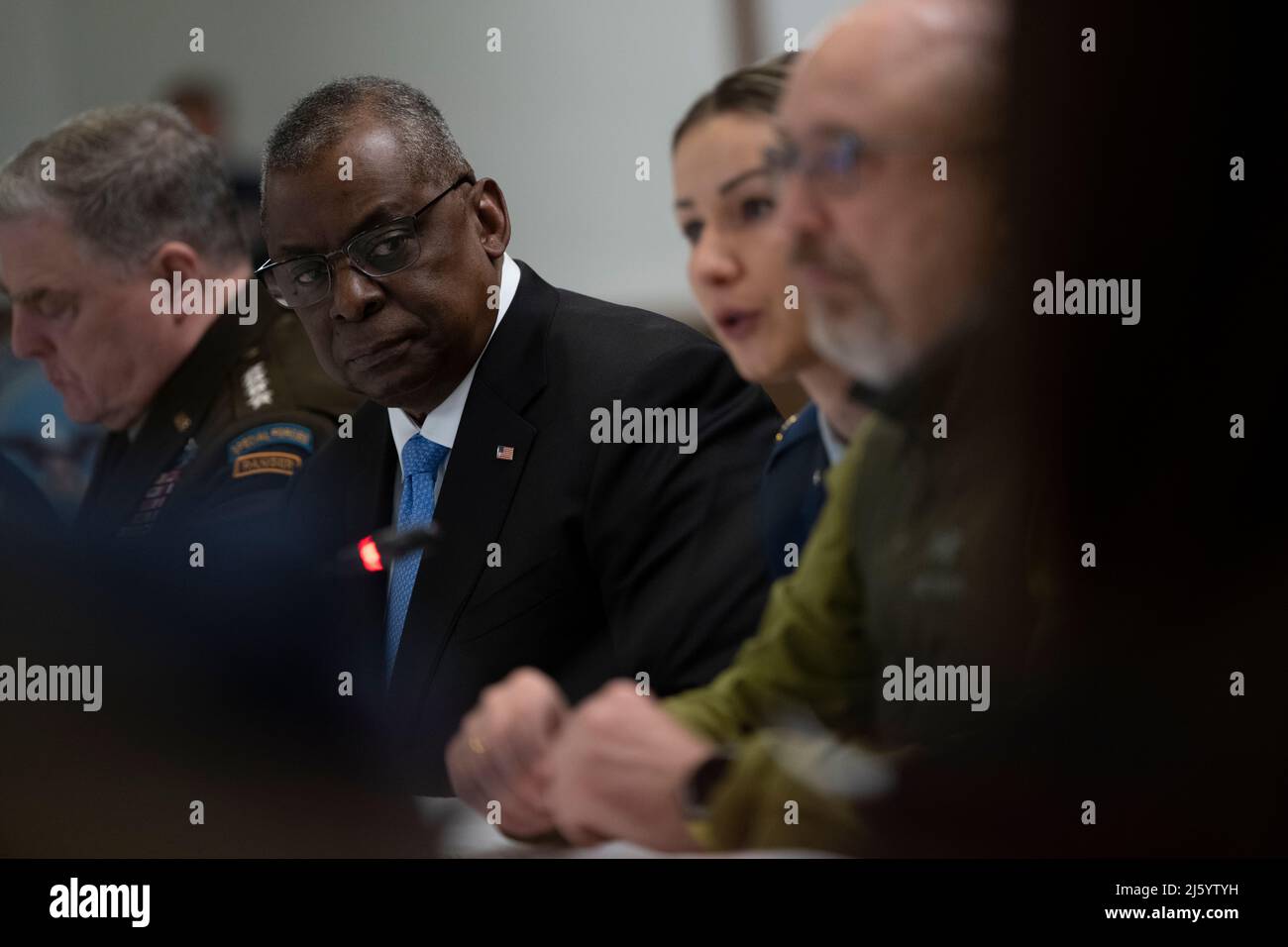 Ramstein-Miesenbach, Deutschland. 26. April 2022. Der ukrainische Verteidigungsminister Oleksii Reznikov, rechts, hält eine Rede, als US-Verteidigungsminister Lloyd Austin, während der NATO Ukraine Defense Consultative Group auf dem Ramstein Air Base am 26. April 2022 in Ramstein-Miesenbach, Deutschland, einen Blick darauf wirft. Kredit: Chad J. McNeeley/DOD Foto/Alamy Live Nachrichten Stockfoto