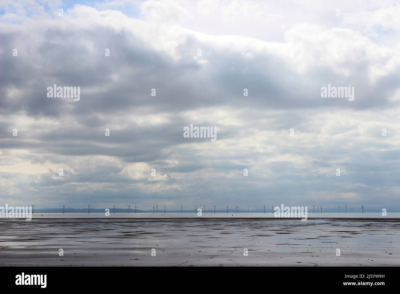 Windturbinen vor der Küste von Formby Coast Stockfoto