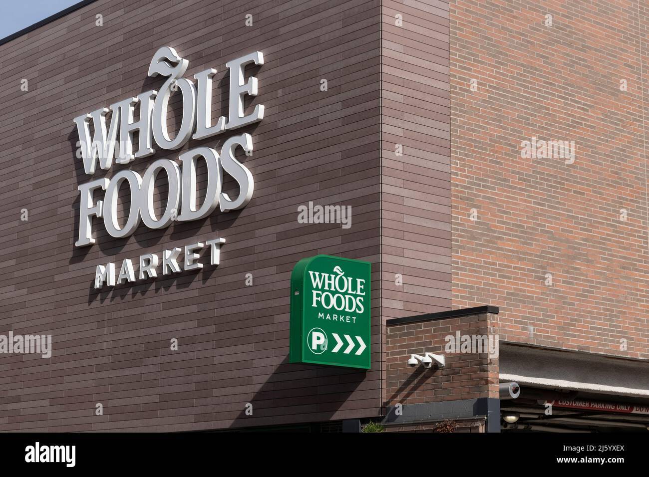 Chicago - Ca. April 2022: Whole Foods Market. Whole Foods Market bietet Amazon Prime Mitgliedern eine einstündige Abholung von Lebensmitteln an. Stockfoto