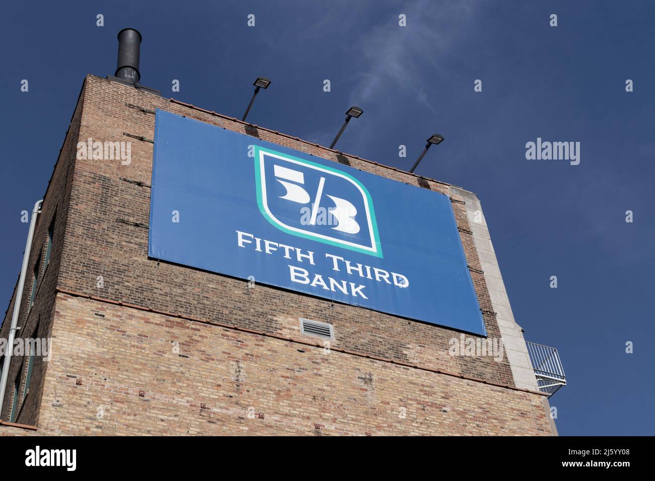 Chicago - ca. April 2022: Standort der fünften dritten Bank. Fünfter dritter Dienst 15 Regionen mit mehr als 1.300 Standorten. Stockfoto Chicago - ca. April 2022: Standort der fünften dritten Bank. Fünfter dritter Dienst 15 Regionen mit mehr als 1.300 Standorten. Stockfoto