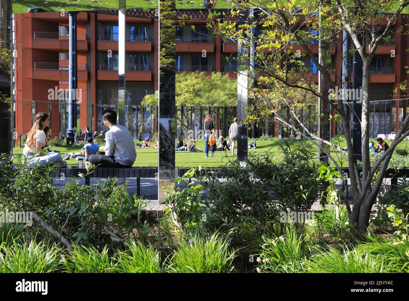 Gasholder Park, im Zentrum der neuen Wohnungen, bei Frühlingssonne, in Kings Cross, Nord-London, Großbritannien Stockfoto