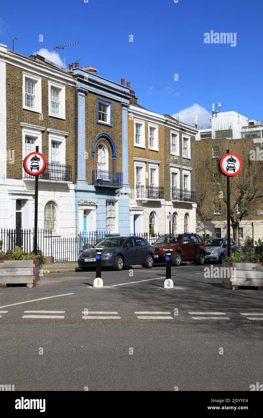 Verkehrsarme Zone in der Mornington Street, in Camden Town, im Norden von London, Großbritannien Stockfoto